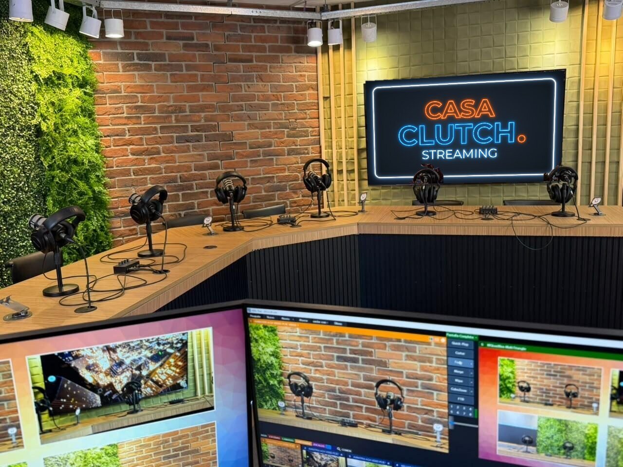 Set de streaming de Casa CLUTCH con seis puestos de micrófono y el cartel neón de Casa CLUTCH en la pantalla